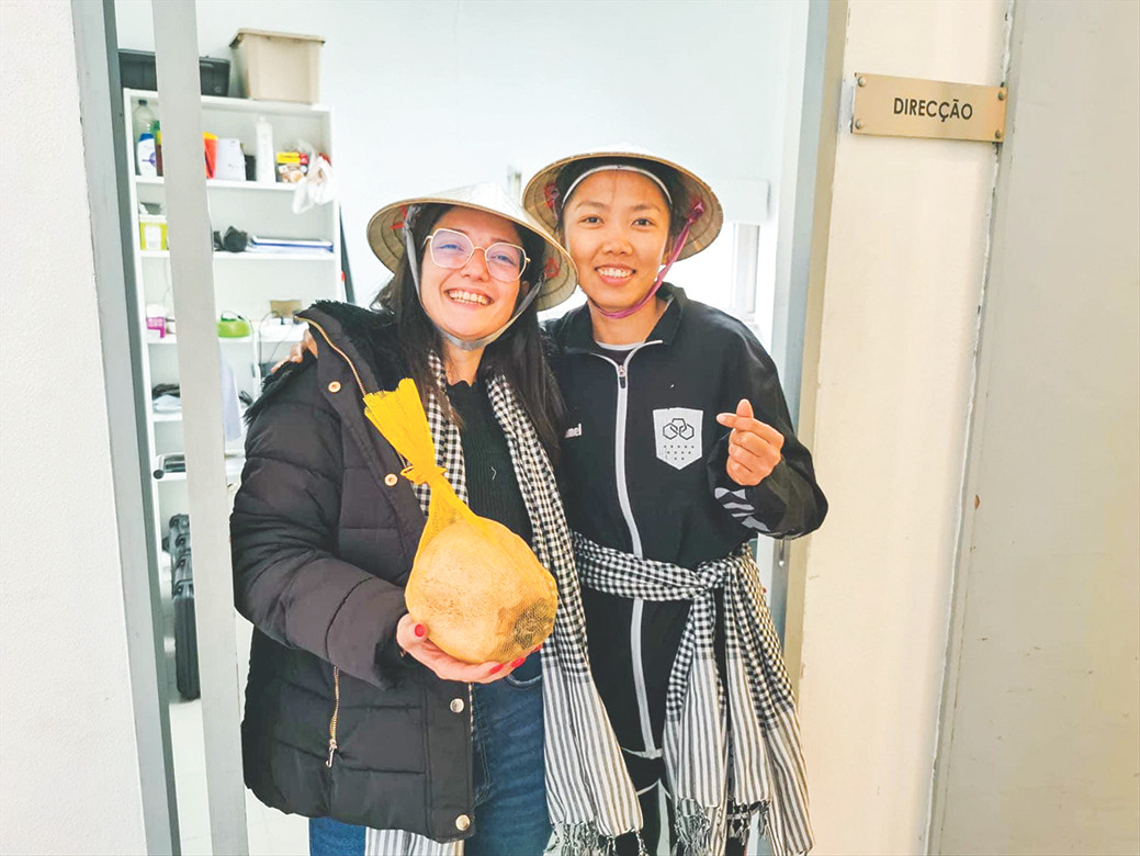 Huỳnh Như cùng đồng đội tại Bồ Đào Nha Huỳnh Như cùng đồng đội tại Bồ Đào Nha