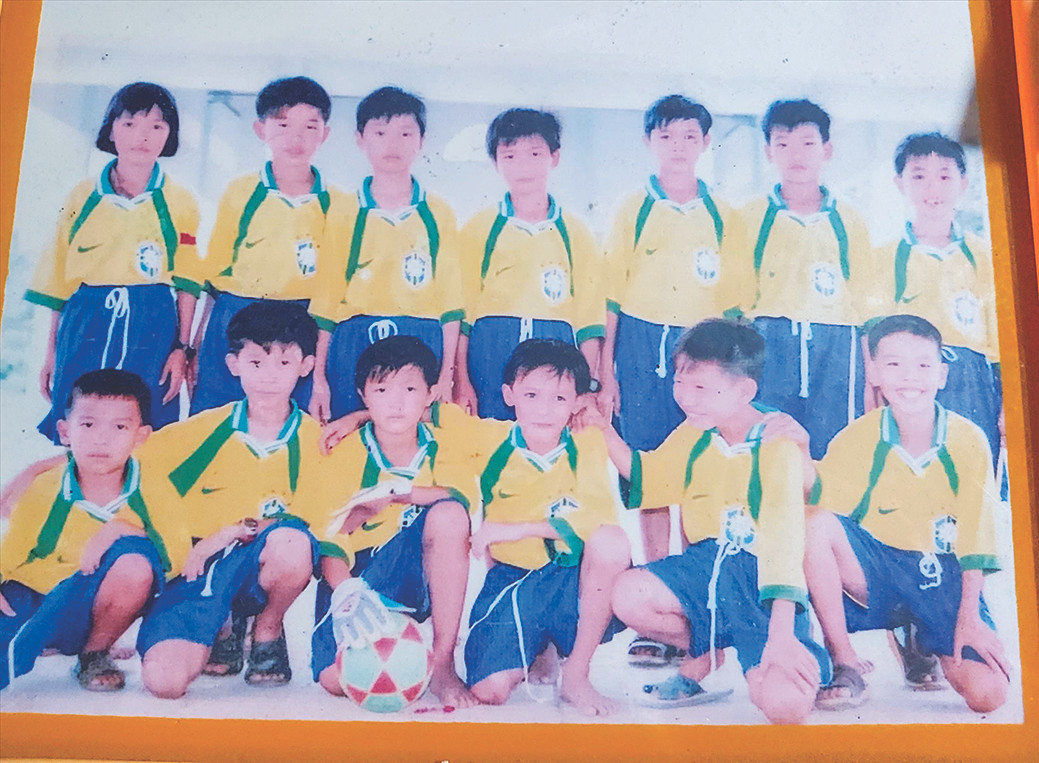 Huỳnh Như mang băng đội trưởng thời học tiểu học Huỳnh Như mang băng đội trưởng thời học tiểu học