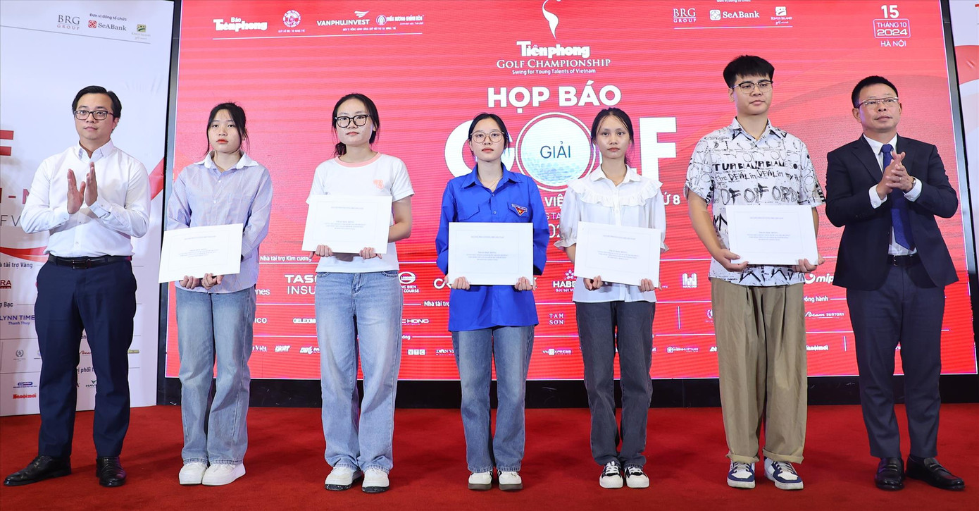 Nhà báo Phùng Công Sưởng (ngoài cùng bên phải), anh Nguyễn Đức Nguyên, Phó Trưởng Ban Thanh niên Trường học, T.Ư Đoàn (ngoài cùng bên trái) trao học bổng cho 5 sinh viên. Ảnh: Trọng Tài Nhà báo Phùng Công Sưởng (ngoài cùng bên phải), anh Nguyễn Đức Nguyên, Phó Trưởng Ban Thanh niên Trường học, T.Ư Đoàn (ngoài cùng bên trái) trao học bổng cho 5 sinh viên. Ảnh: Trọng Tài