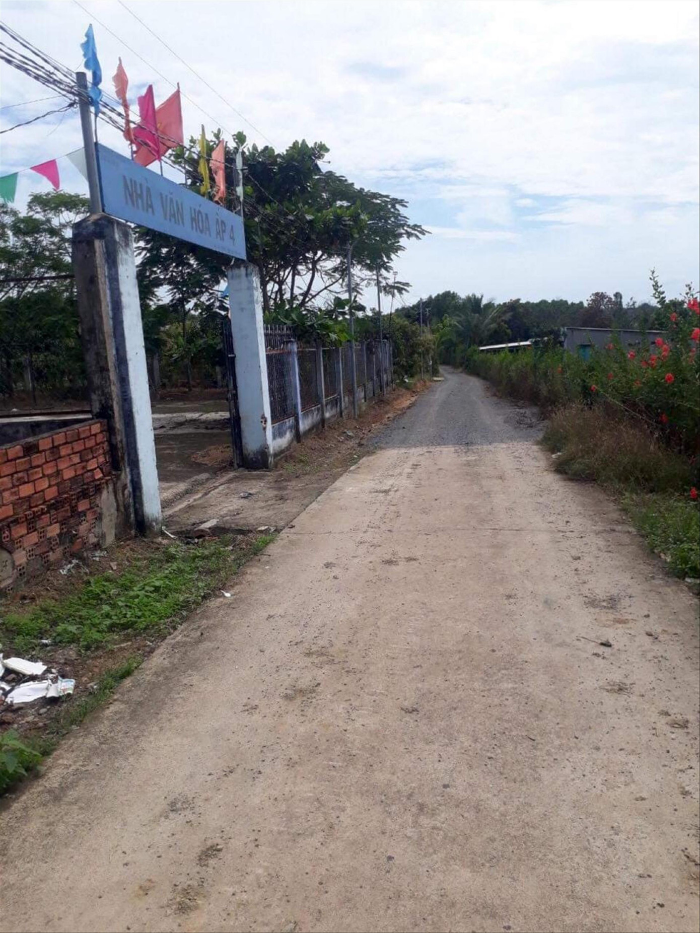 Nhiều cò đất vào tận thôn quê, xóm lẻ để tìm đất. Ảnh: D. Quang