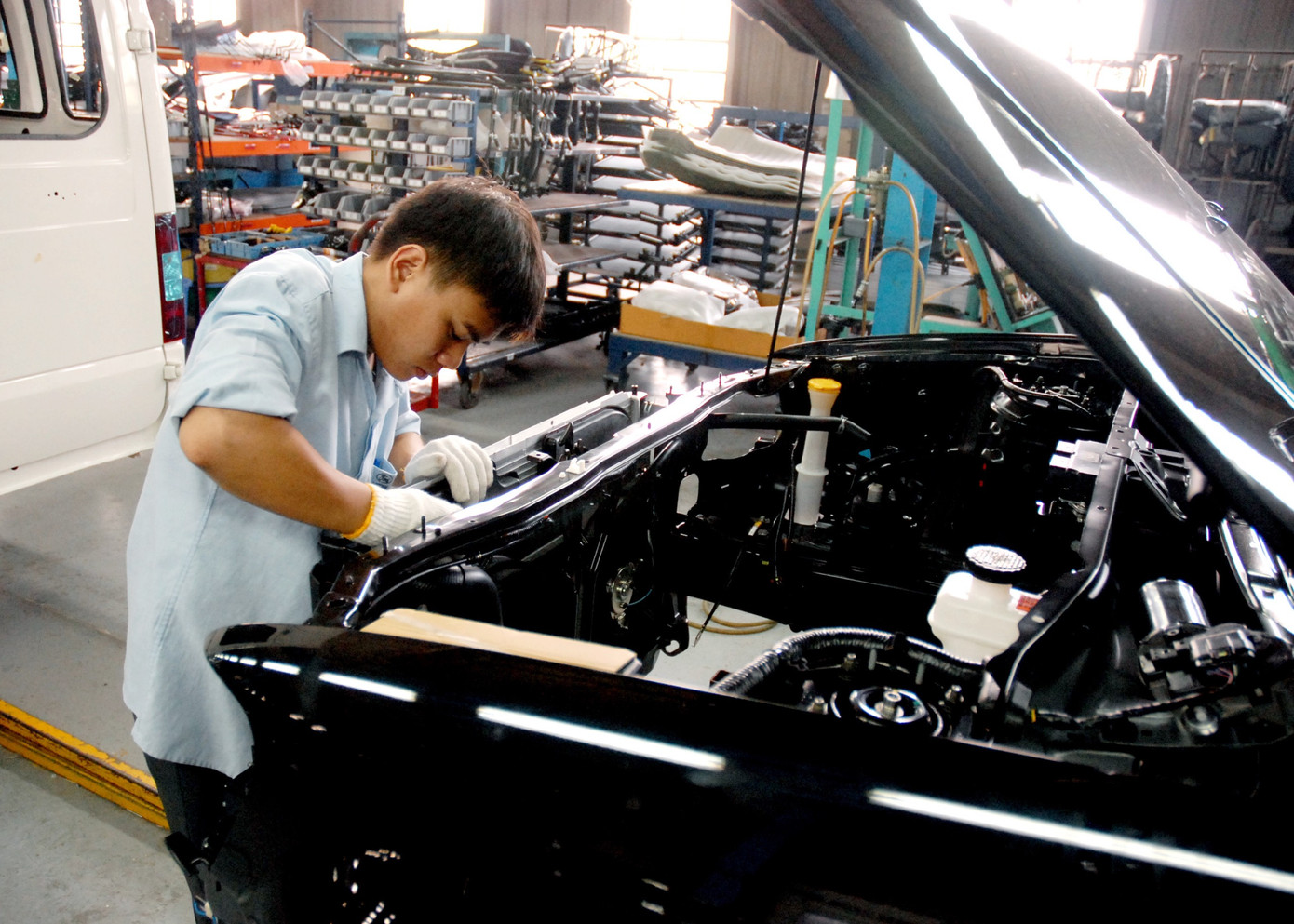 Lắp ráp ô tô tại nhà máy của hãng ford. Ảnh: Như Ý