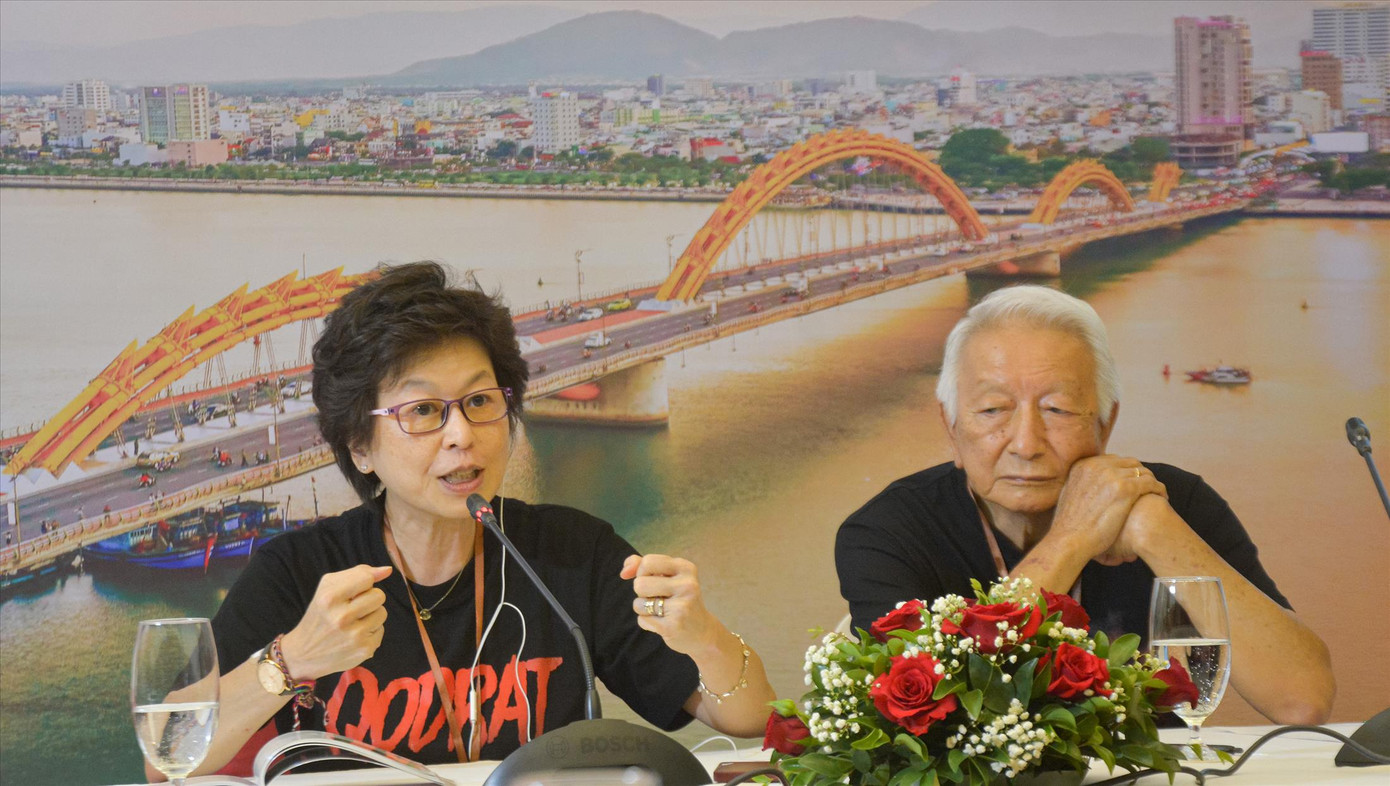 Hai cha con nhà làm phim Indonesia Linda Gozali và Hendrick Gozali Ảnh: KINH QUỐC