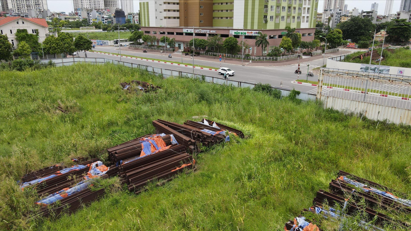 Một dự án chậm triển khai quây tôn ở Hà Nội Ảnh: PV Một dự án chậm triển khai quây tôn ở Hà Nội Ảnh: PV