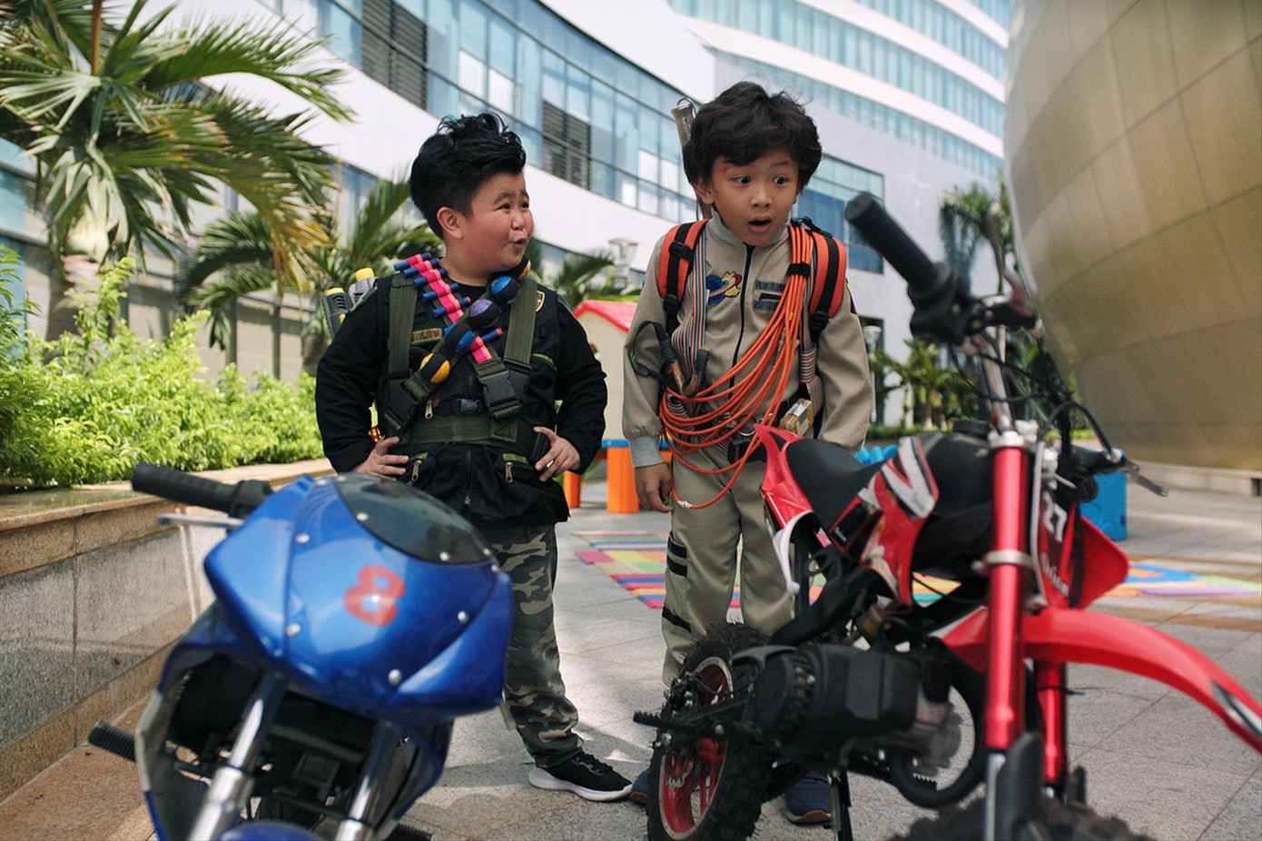 Đi giải cứu người hành tinh khác nên cũng phải đóng bộ cho ngầu chút…