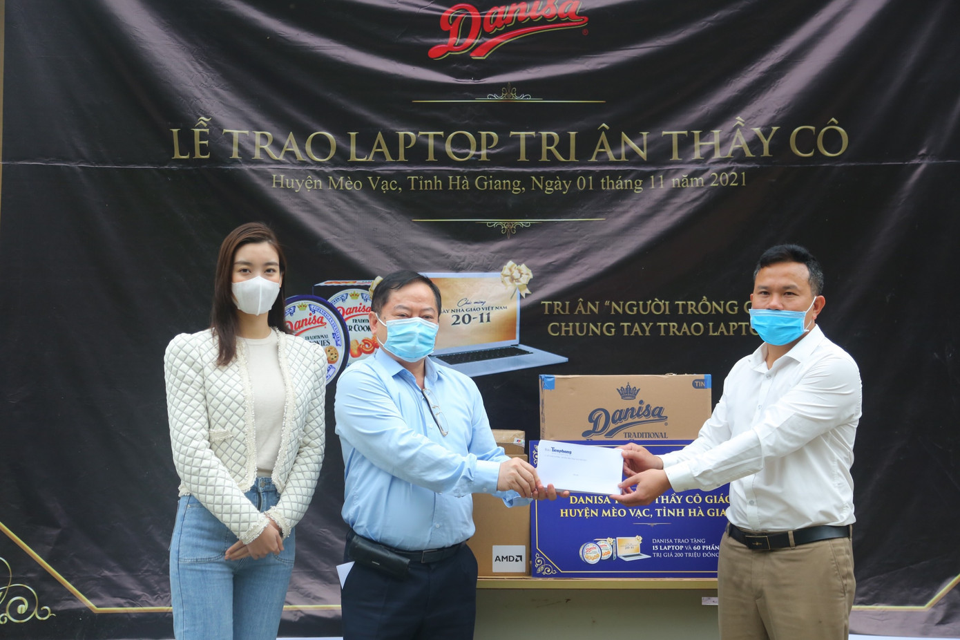 Trao laptop cho đại diện Phòng Giáo dục huyện Mèo Vạc tại chốt kiểm dịch ngày 1/11/2021. Ảnh: Sĩ Lực