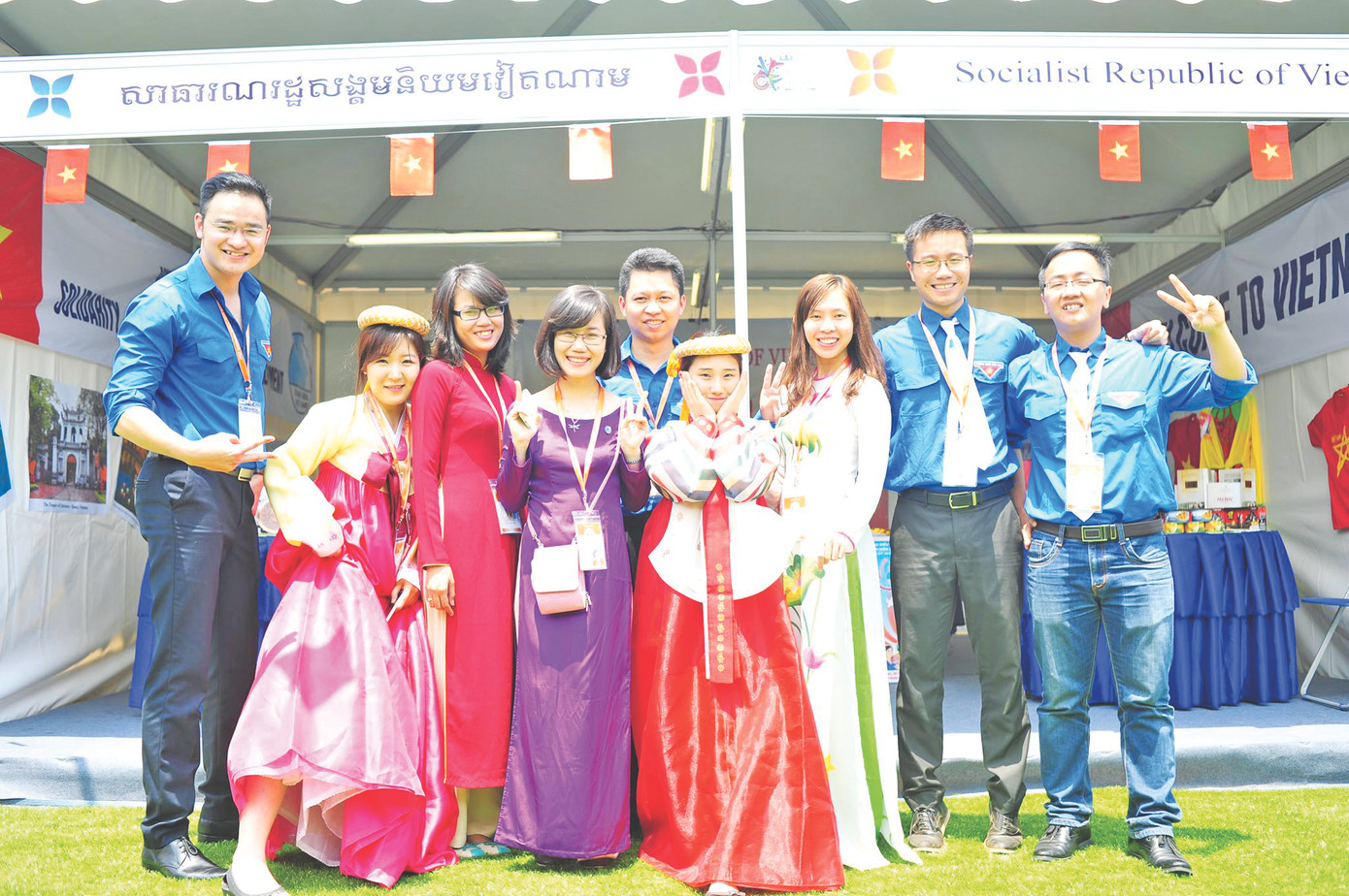 Đoàn Việt Nam chụp ảnh cùng đoàn Hàn Quốc trước gian trưng bày các sản phẩm quốc gia tại chương trình giao lưu thanh niên ASEAN và các đối tác năm 2015 tại CampuchiaẢnh: KH Đoàn Việt Nam chụp ảnh cùng đoàn Hàn Quốc trước gian trưng bày các sản phẩm quốc gia tại chương trình giao lưu thanh niên ASEAN và các đối tác năm 2015 tại CampuchiaẢnh: KH