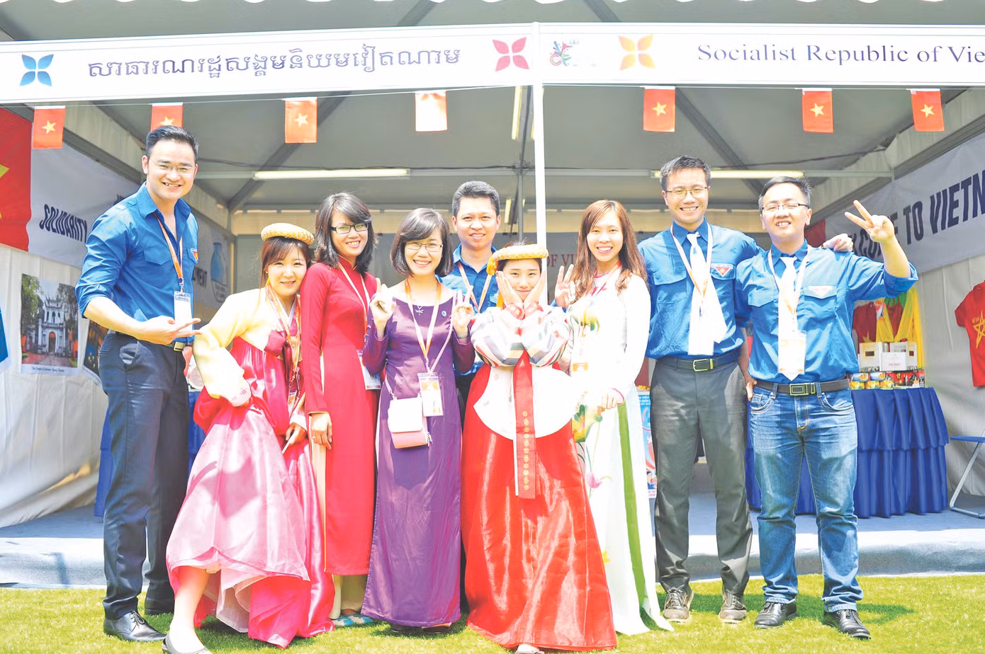 Đoàn Việt Nam chụp ảnh cùng đoàn Hàn Quốc trước gian trưng bày các sản phẩm quốc gia tại chương trình giao lưu thanh niên ASEAN và các đối tác năm 2015 tại CampuchiaẢnh: KH