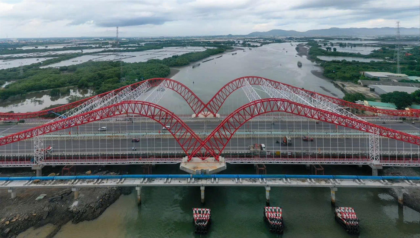 Cầu Cỏ May bắc qua sông Cỏ May, nằm trên quốc lộ 51, cửa ngõ chính vào TP Vũng Tàu có chiều dài 258 m, rộng 30 m được thiết kế hình dáng cánh chim Hải Âu