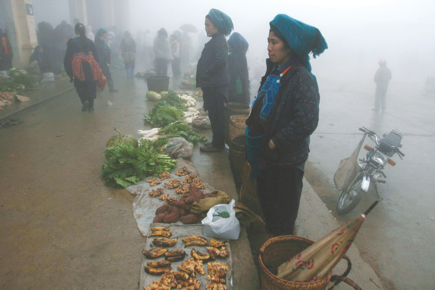 Những người phụ nữ bán rau ở chợ phiên Y Tý, Bát Xát, Lào Cai từ sáng sớm khi sương mù gần như che khuất mọi tầm nhìn