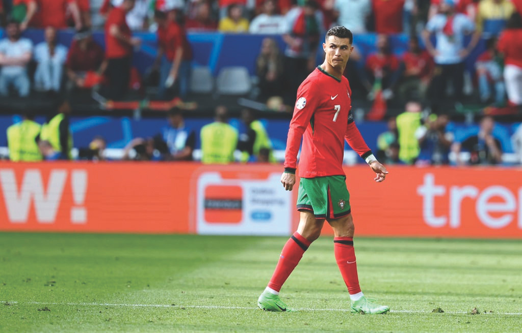 Ronaldo luôn bước ra sân bằng chân phải