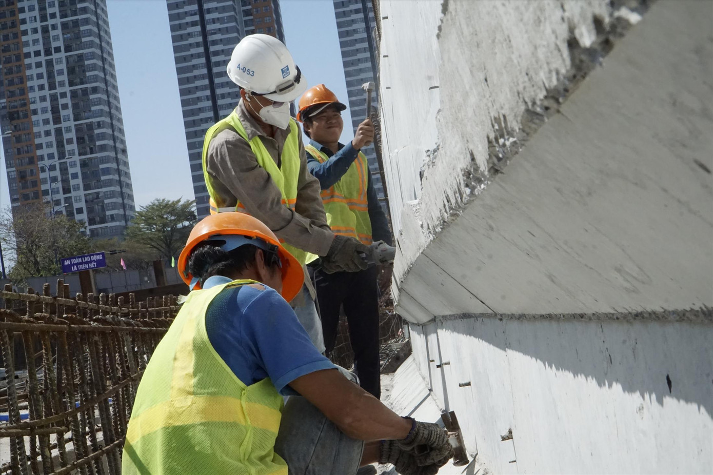 Công nhân thi công trên công trường dự án nút giao thông An Phú. Ảnh: H.H Công nhân thi công trên công trường dự án nút giao thông An Phú. Ảnh: H.H
