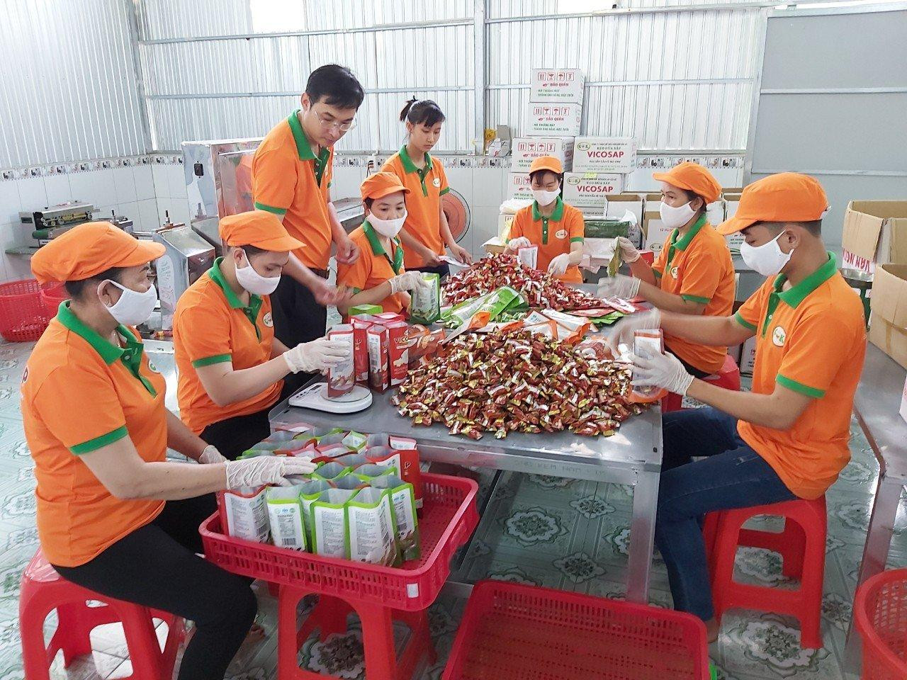 Anh Trần Duy Linh kiểm tra sản phẩm trước khi đưa ra thị trường Anh Trần Duy Linh kiểm tra sản phẩm trước khi đưa ra thị trường