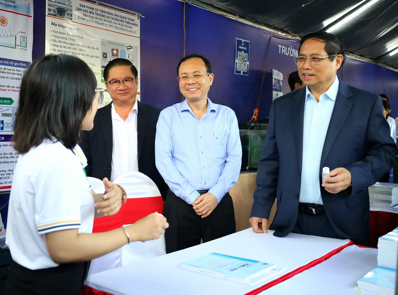 Thủ tướng Phạm Minh Chính tham quan gian hàng khởi nghiệp tại ngày hội. Ảnh: Hòa Hội