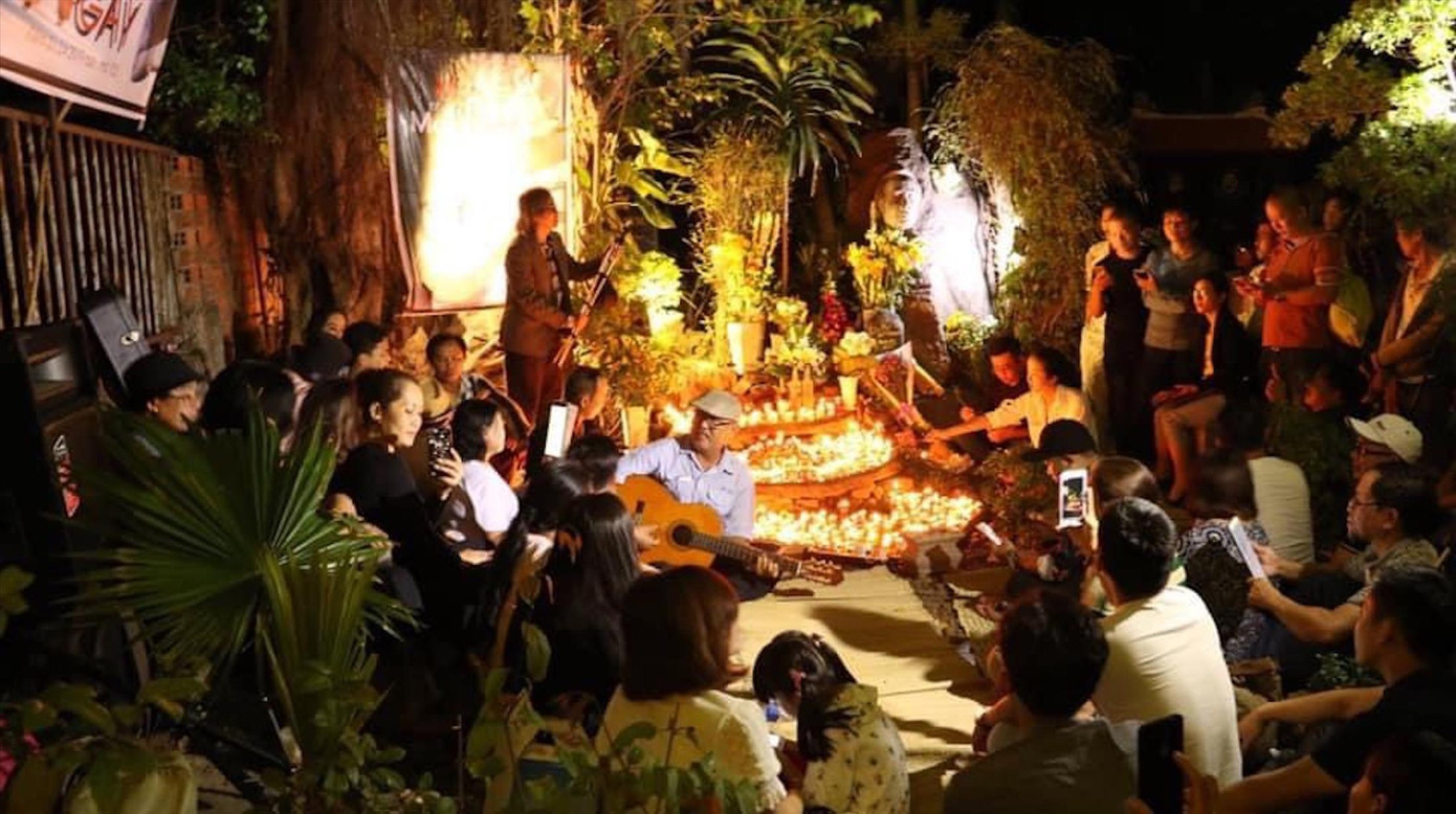 Những đêm “Thao thức cùng Trịnh”- Mọi người cùng thắp nến, hát những ca khúc của Trịnh trên mộ Trịnh Những đêm “Thao thức cùng Trịnh”- Mọi người cùng thắp nến, hát những ca khúc của Trịnh trên mộ Trịnh