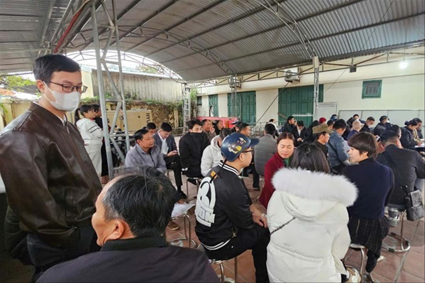 Người dân thị xã Quảng Yên xếp hàng từ sáng sớm để làm thủ tục đất đai Người dân thị xã Quảng Yên xếp hàng từ sáng sớm để làm thủ tục đất đai