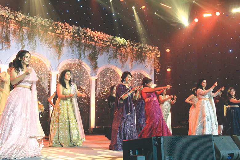 Nhóm khách nữ váy áo thướt tha nhưng cũng không bỏ qua phần nhảy múa Ảnh: Thanh Hiền