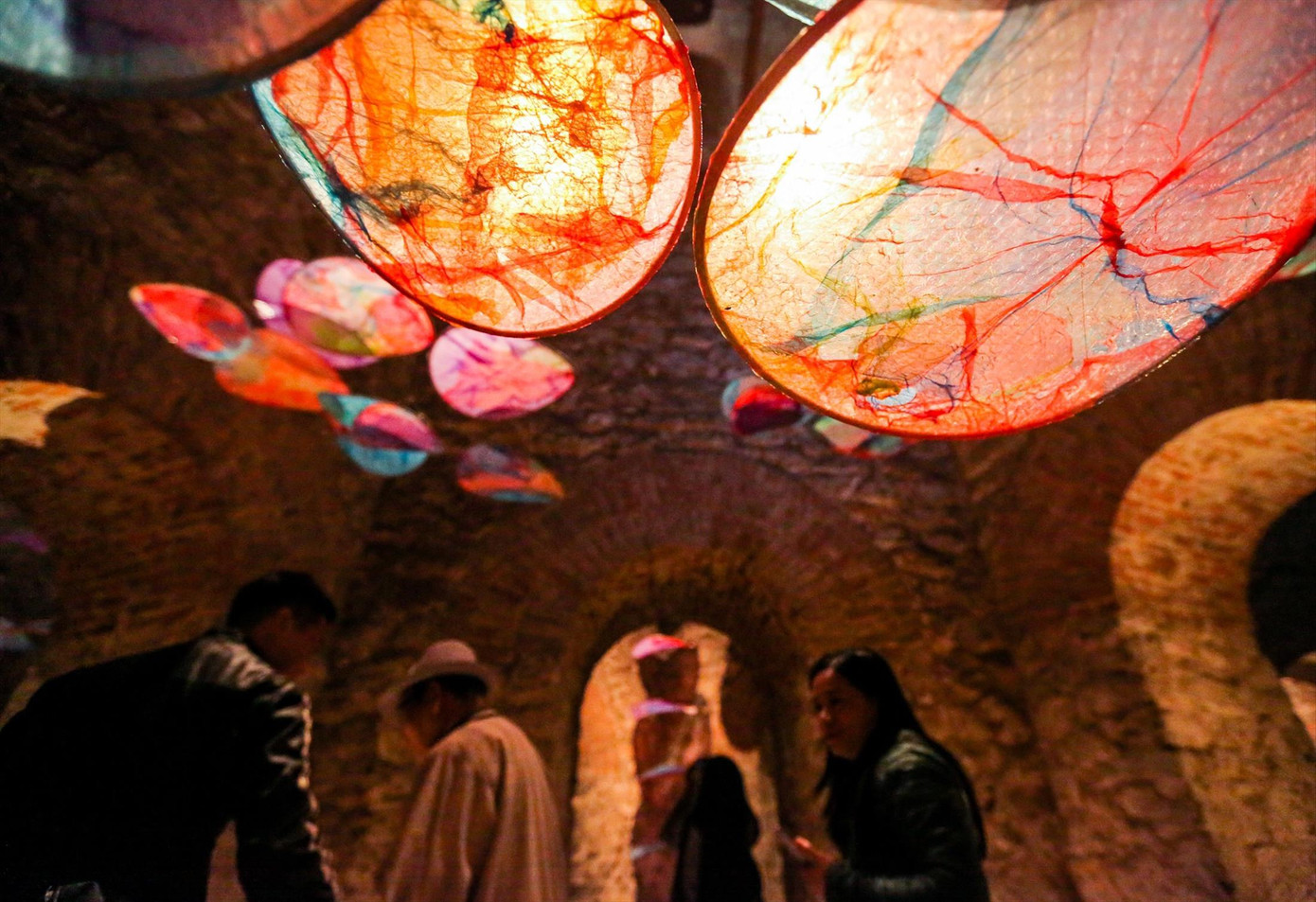 Không gian nghệ thuật tại tháp nước Hàng Đậu trở thành điểm nhấn thu hút du khách trong Lễ hội Thiết kế sáng tạo Hà Nội năm 2023. Ảnh: Duy Phạm