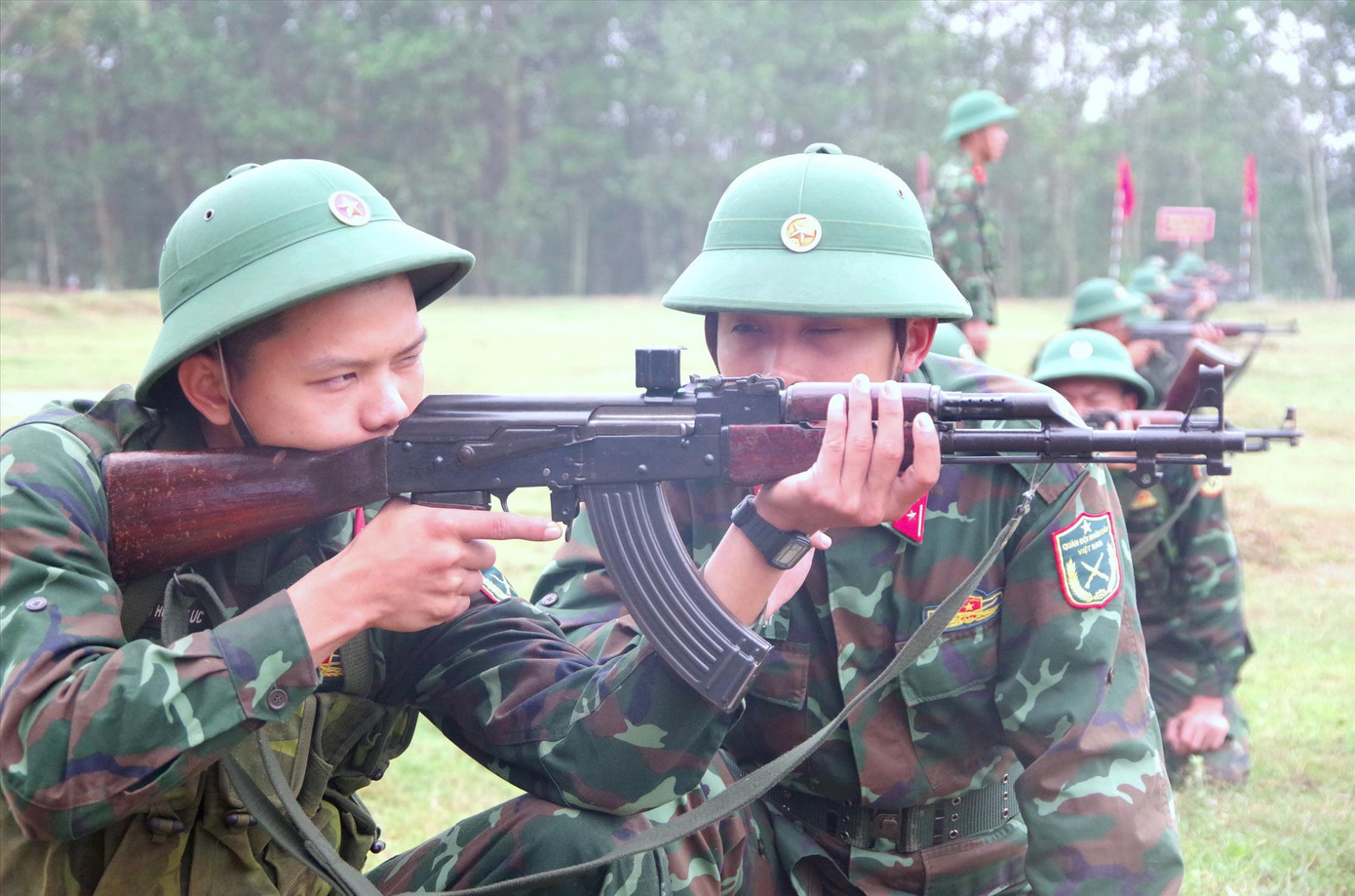 Cán bộ trung đội hướng dẫn chiến sĩ mới ở Lữ đoàn Pháo binh 16 thực hiện ngắm bắn ở tư thế quỳ. Ảnh: C.V