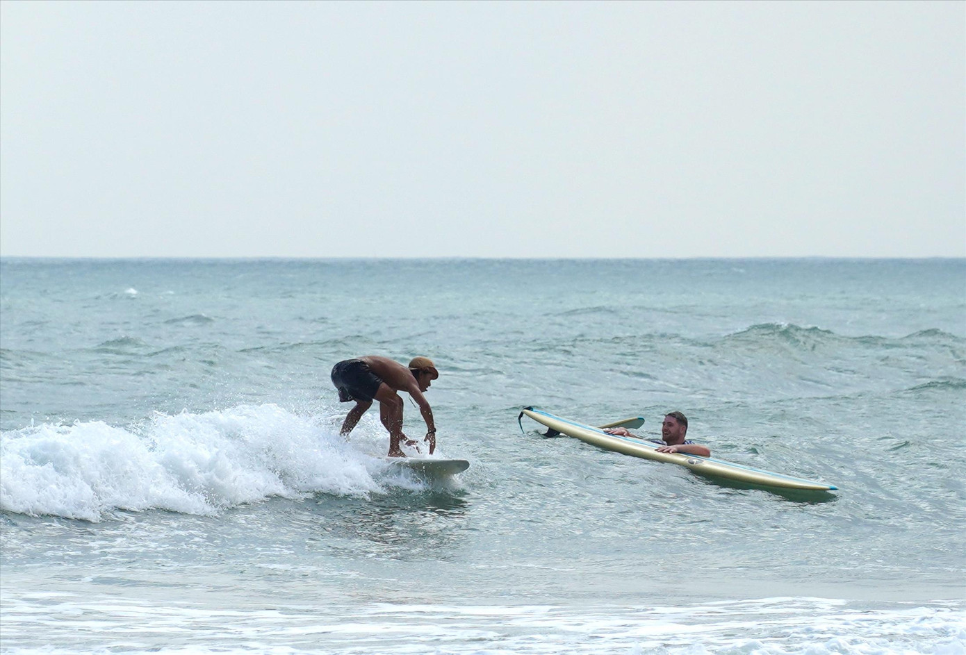 Du khách chơi lướt sóng trên biển Đà Nẵng. Ảnh: Thanh Hiền.