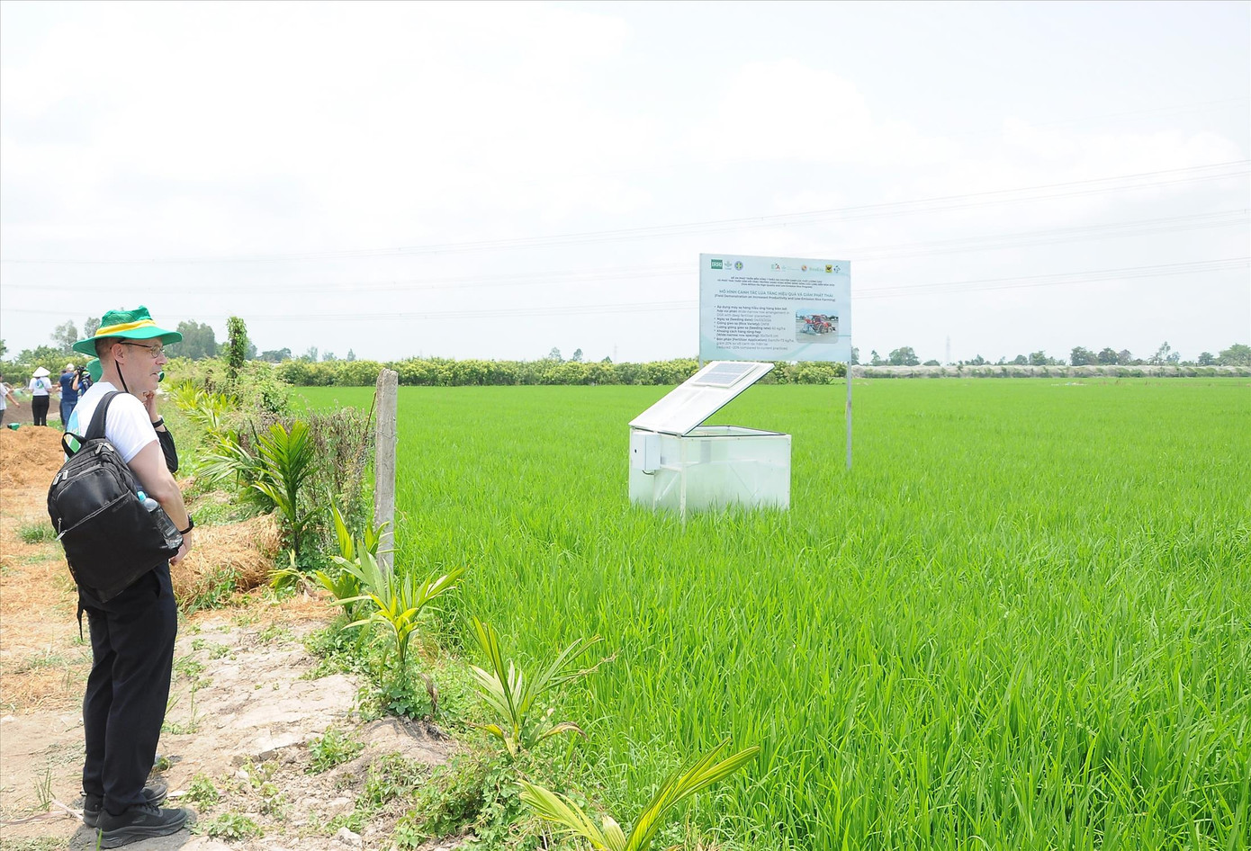 Thiết bị đo giảm phát thải tại mô hình ở quận Thốt Nốt, Cần Thơ ẢNH: CẢNH KỲ Thiết bị đo giảm phát thải tại mô hình ở quận Thốt Nốt, Cần Thơ ẢNH: CẢNH KỲ