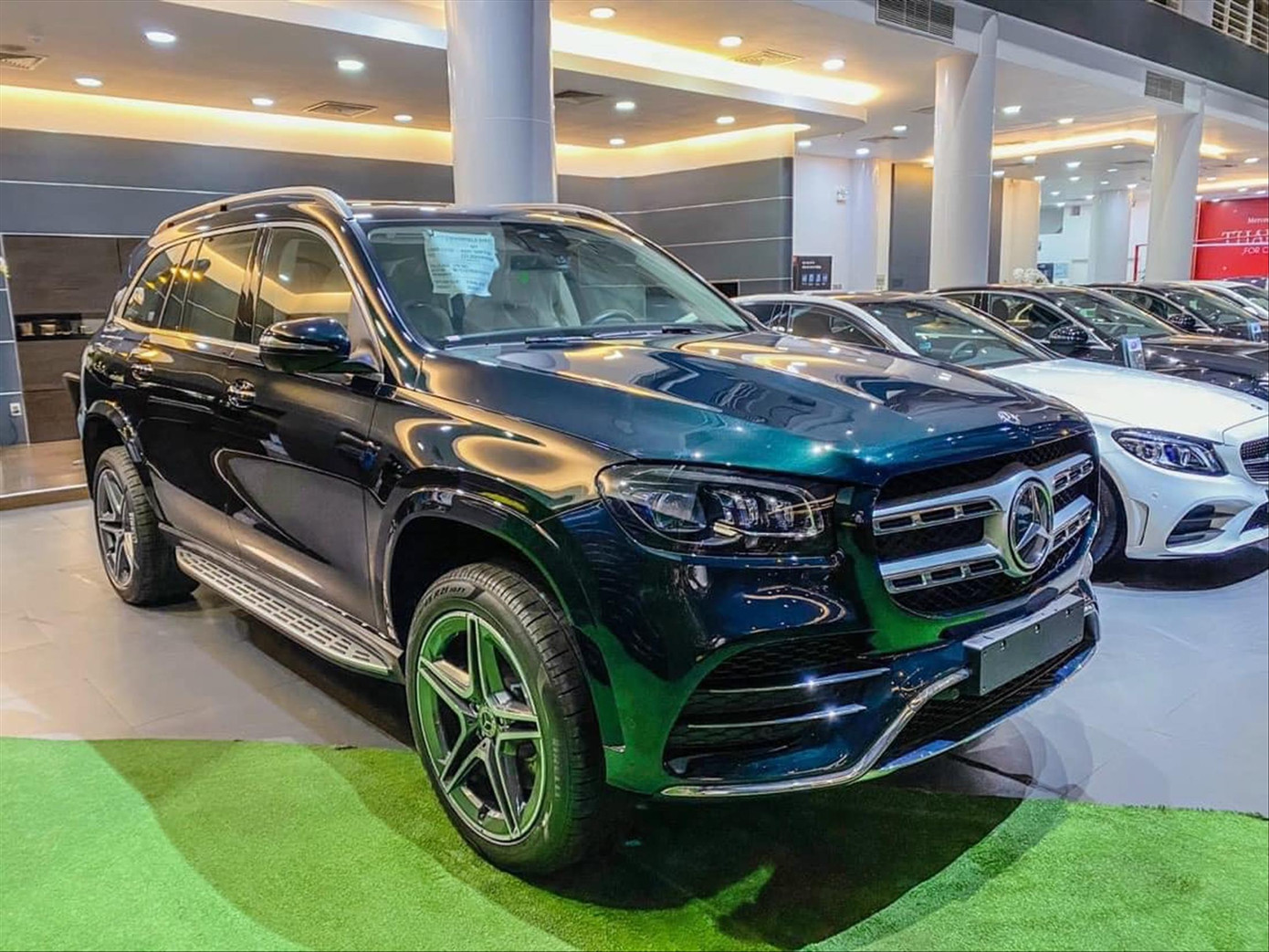 Xe sang giảm giá cả trăm triệu đồng, xếp hàng ở showroom ngóng khách.