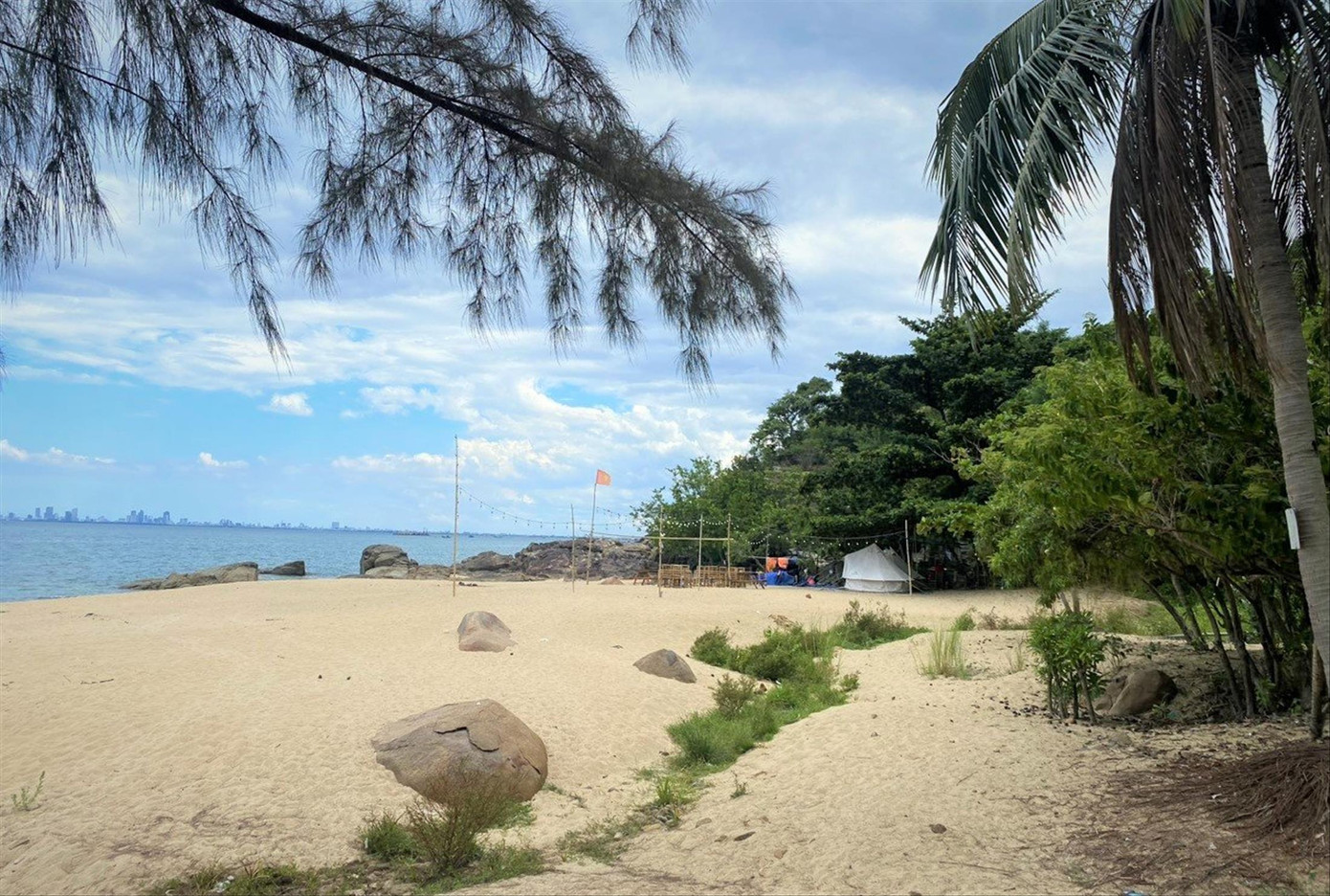 Một góc làng Vân dưới chân đèo Hải Vân. Mùa nắng ráo, thỉnh thoảng có vài nhóm bạn trẻ tìm tới đây cắm trại, vui chơi Ảnh: Thanh Trần