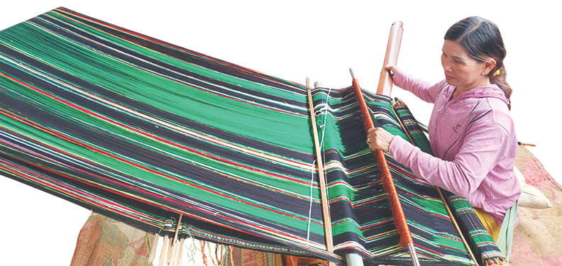 Bà H’Djrêt giữ nghề dệt thổ cẩm Bà H’Djrêt giữ nghề dệt thổ cẩm