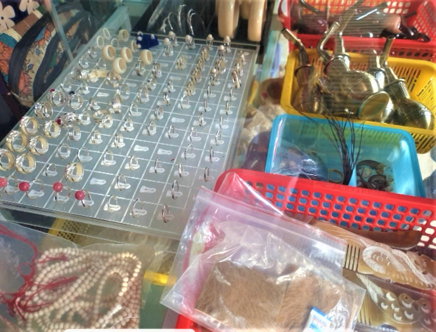 Đủ loại trang sức được giới thiệu làm từ ngà voi Đủ loại trang sức được giới thiệu làm từ ngà voi