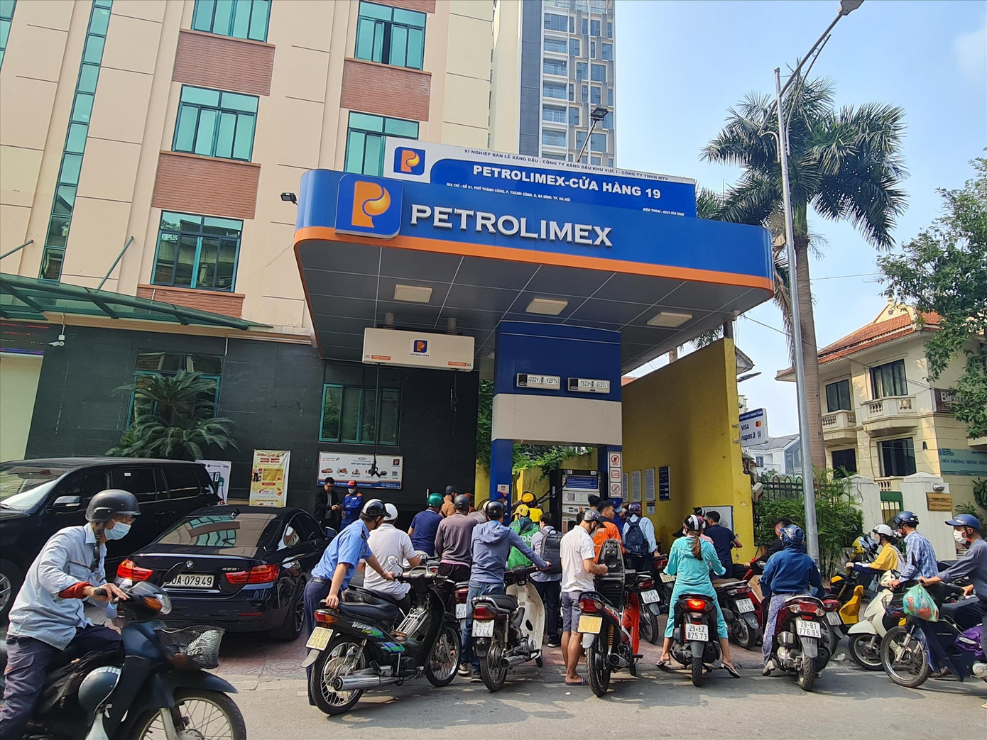 Người dân xếp hàng mua xăng tại cây xăng Petrolimex ở Hà Nội Người dân xếp hàng mua xăng tại cây xăng Petrolimex ở Hà Nội