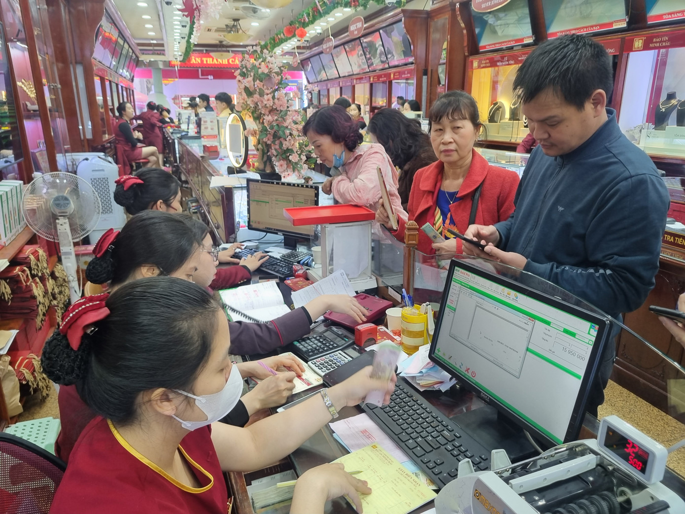 Người dân tiếp tục xếp hàng “đu đỉnh” giá vàng ngày 7/3. Ảnh: Ngọc Mai. Người dân tiếp tục xếp hàng “đu đỉnh” giá vàng ngày 7/3. Ảnh: Ngọc Mai.