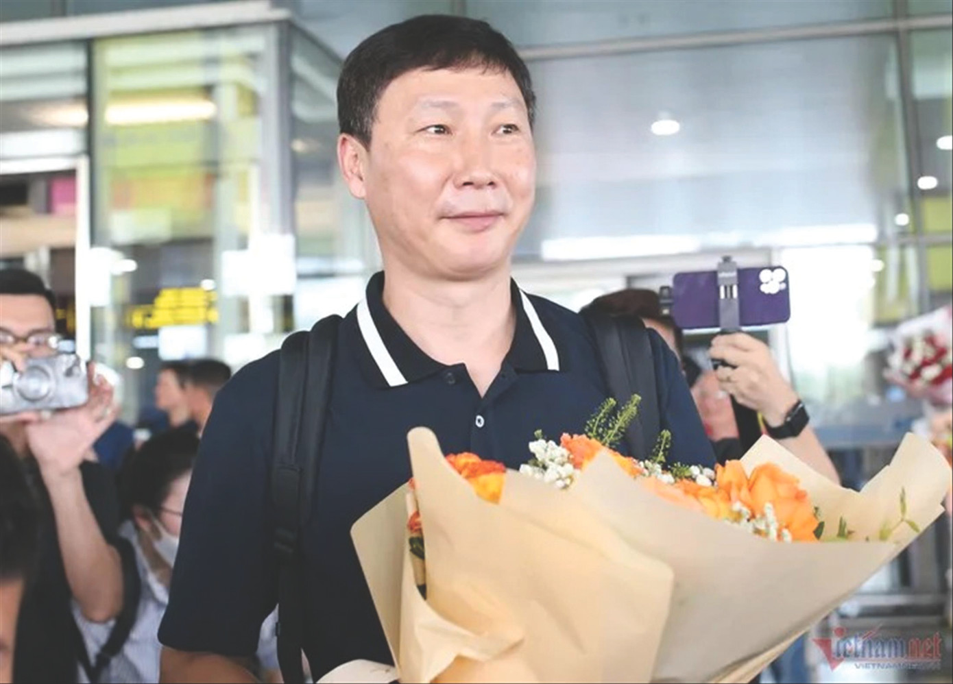 HLV Kim Sang-sik được chào đón tại sân bay Nội Bài Ảnh: Anh Đoàn