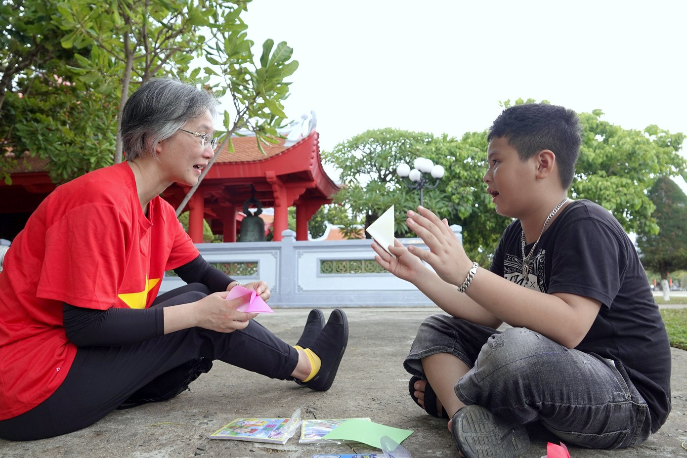 Kiều bào Nhật Bản Higuchi Hoa và một bé trai trên đảo Trường Sa lớn - Ảnh: Nguyễn Minh