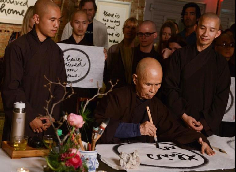 Thiền sư Thích Nhất Hạnh viết thư pháp