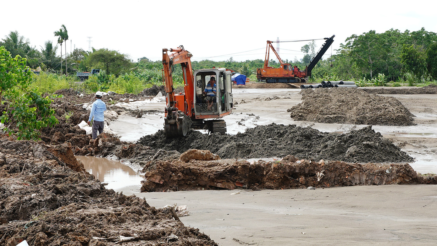 Công nhân thi công mặt bằng khuôn đường cao tốc Cần Thơ-Cà Mau. Ảnh:PV
