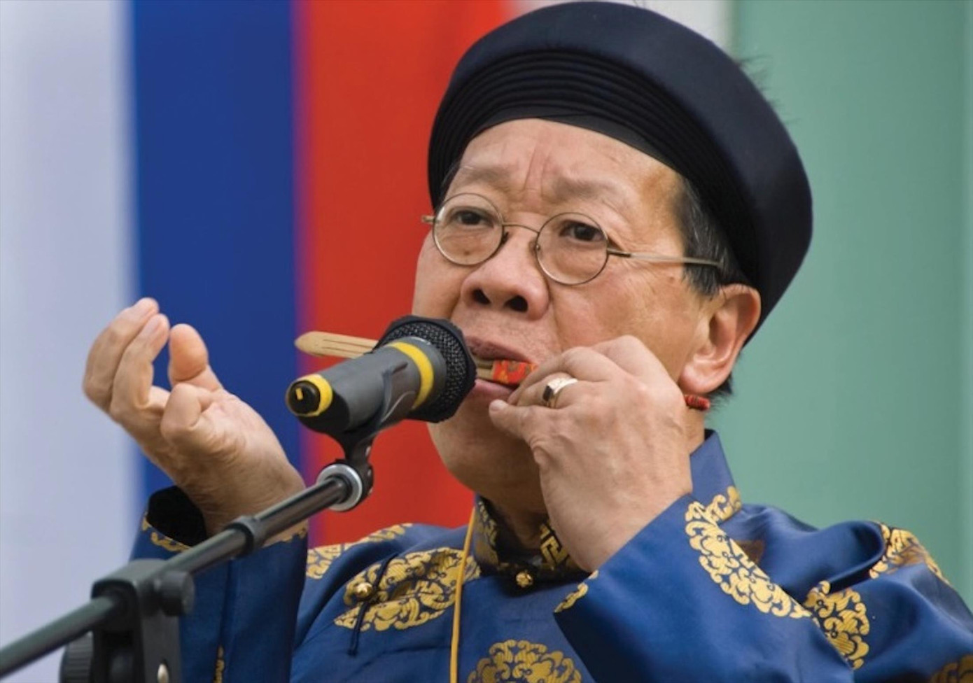 GS.TS Trần Quang Hải trình diễn đàn môi. Ảnh: FBNV