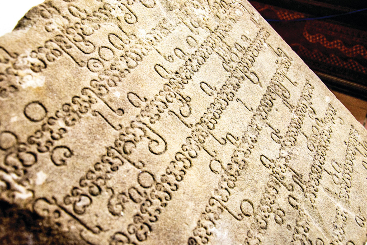 Bia ký ở tháp Chánh Lộ, một thánh đường nằm ở Quảng Ngãi, cùng thuộc châu Amaravati. Ảnh: Văn Chương