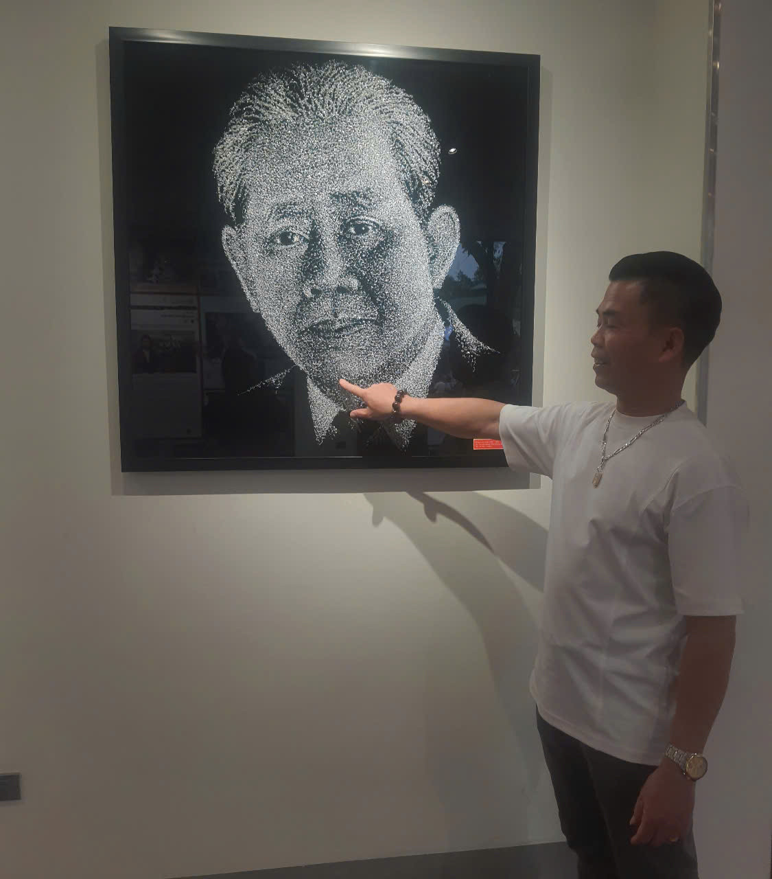 Họa sĩ chỉ dẫn cách tạo tác cho khách thăm triển lãm Họa sĩ chỉ dẫn cách tạo tác cho khách thăm triển lãm