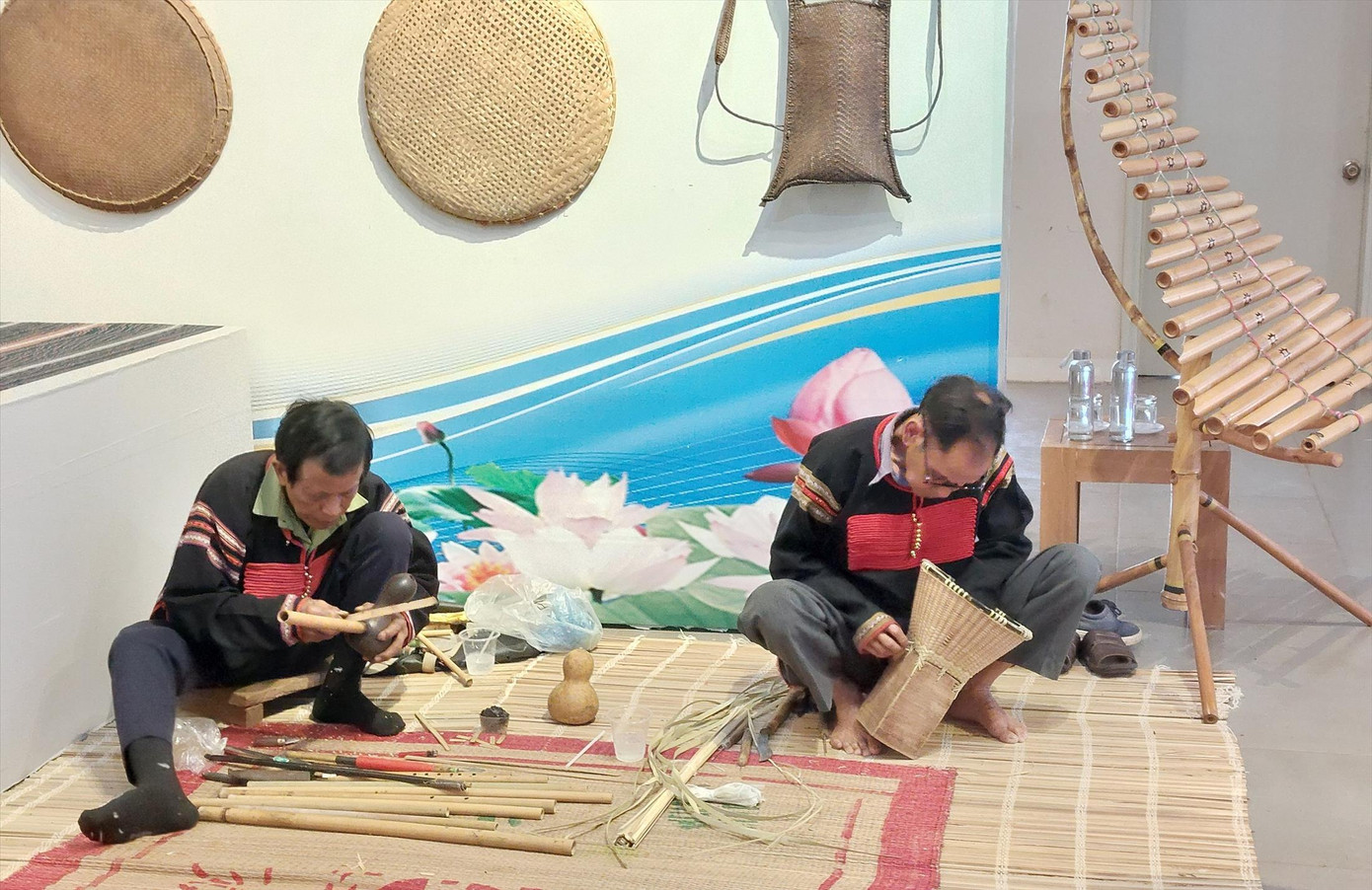 Nghệ nhân Y Mip (trái) chế tác nhạc cụ