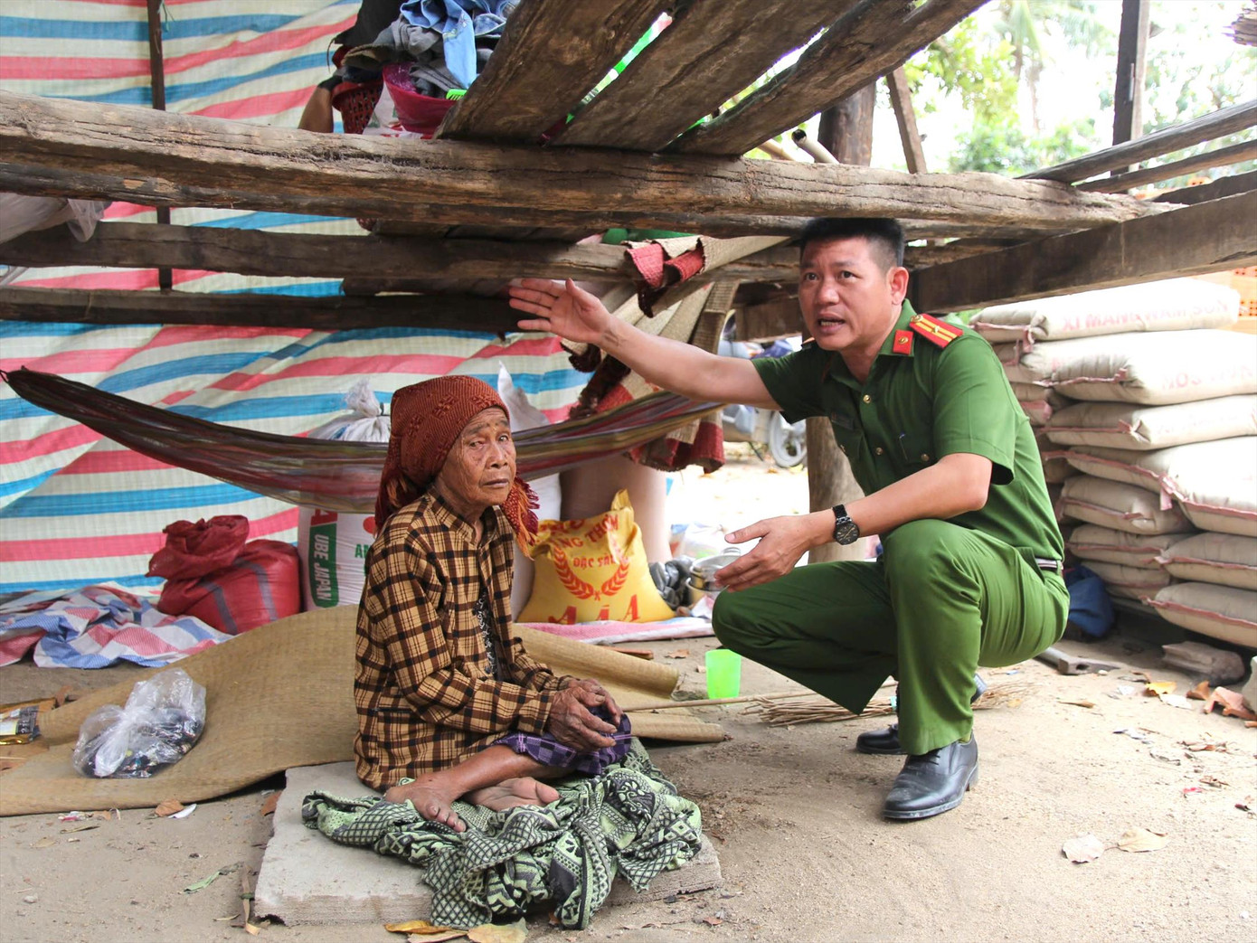 Thiếu tá Hải và bà H’Quế Thiếu tá Hải và bà H’Quế