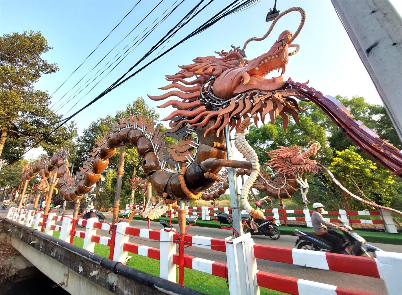 Hàng vạn chiếc lu- hũ được sử dụng để tạo nên cặp Rồng tại Bình Dương