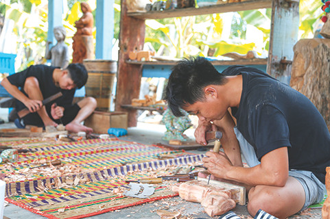 Những người thợ mộc Kim Bồng ngày ngày miệt mài sáng tạo, biến những thanh củi thành tác phẩm nghệ thuật Ảnh: Giang Thanh Những người thợ mộc Kim Bồng ngày ngày miệt mài sáng tạo, biến những thanh củi thành tác phẩm nghệ thuật Ảnh: Giang Thanh