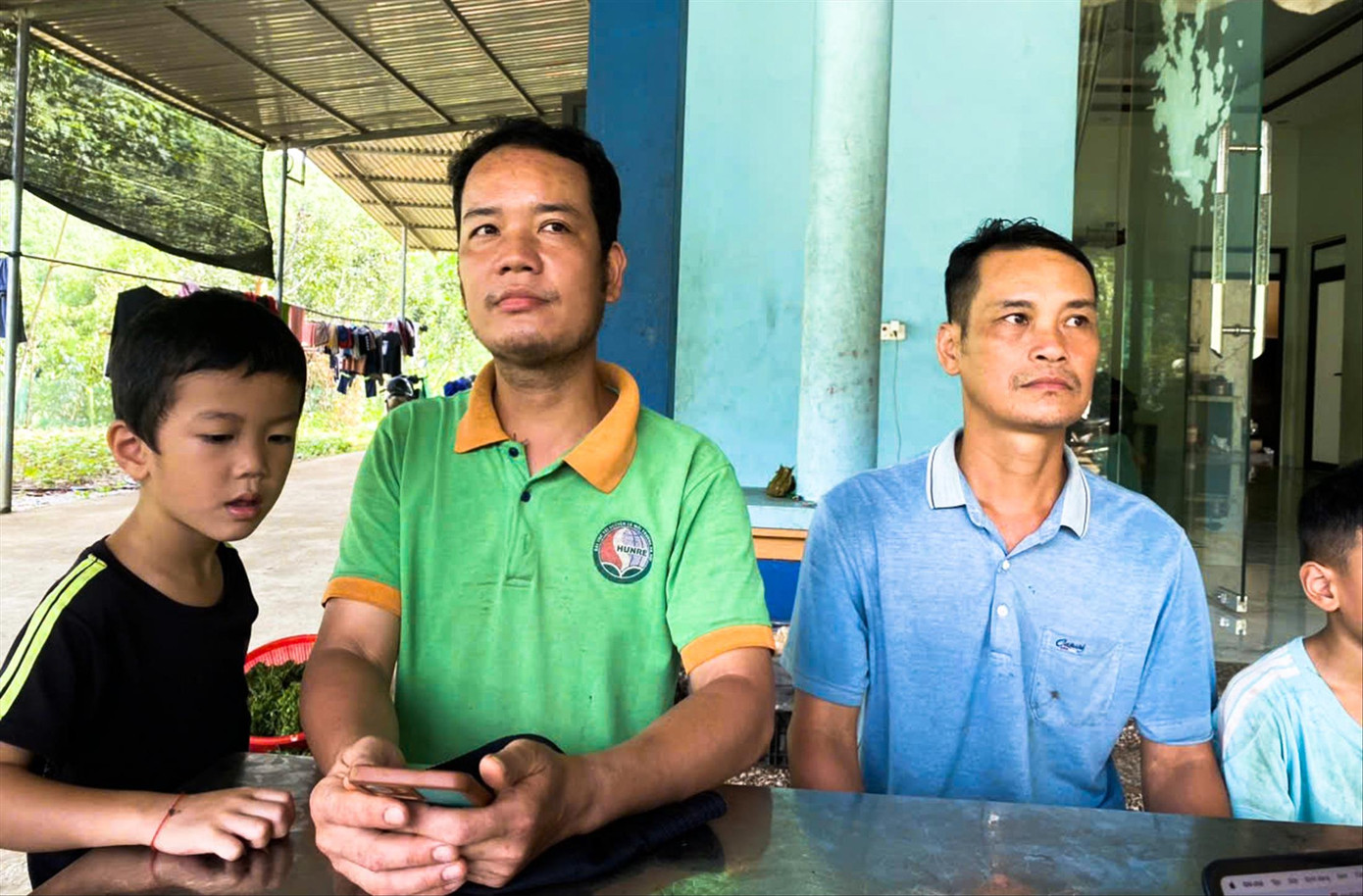 Hai gia đình Hoàng Văn Tiện, Hoàng Văn Duân may mắn thoát nạn trở về. Hai gia đình Hoàng Văn Tiện, Hoàng Văn Duân may mắn thoát nạn trở về.