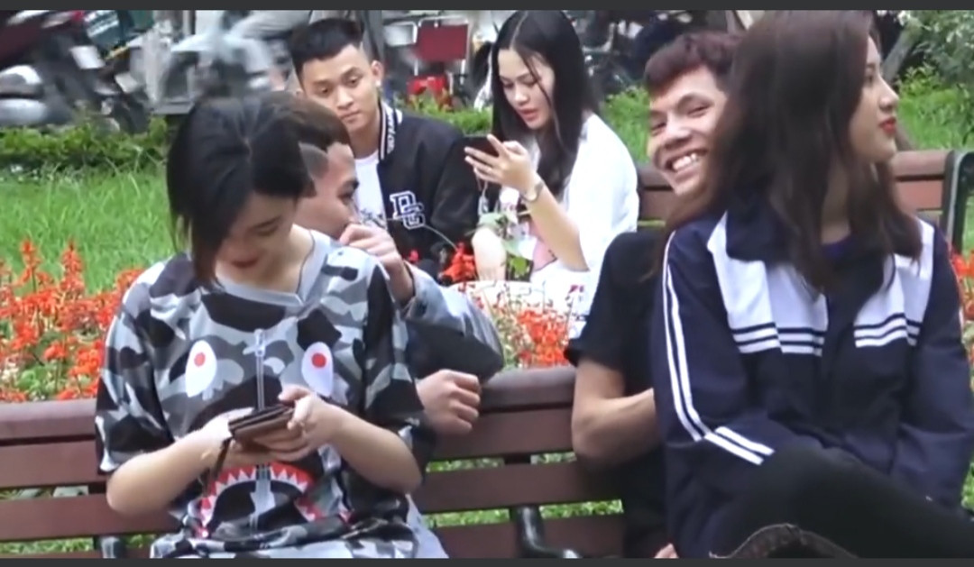 Hai nữ sinh tham gia thử thách ngồi đùi trai lạ (Ảnh cắt từ video)