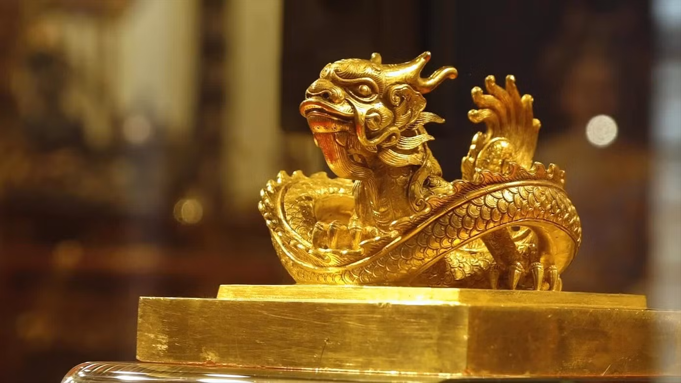 Ấn vàng Hoàng đế chi bảo.