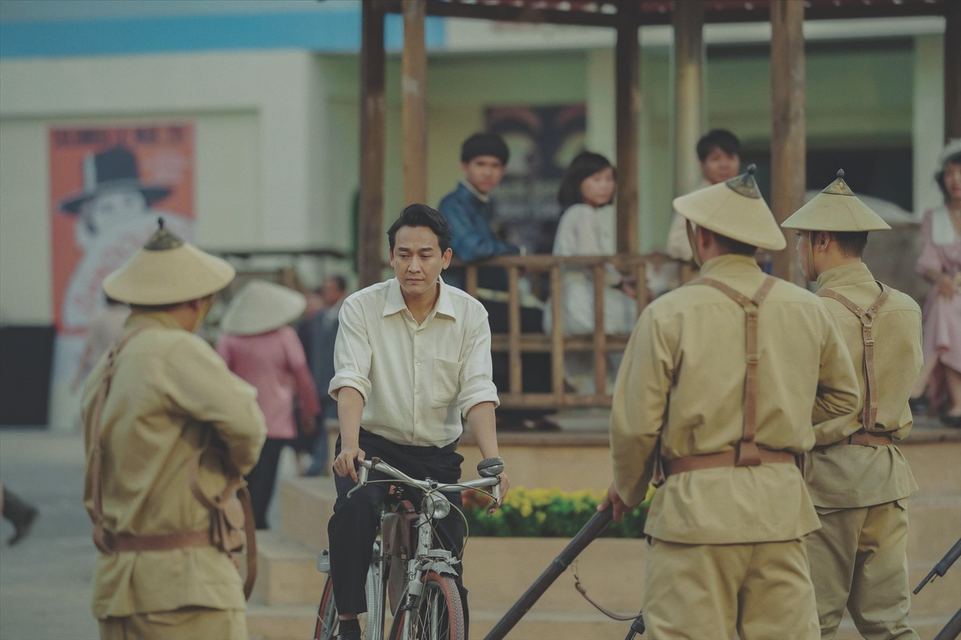 Diễn viên Hứa Vĩ Văn trong tạo hình thầy giáo Bảy