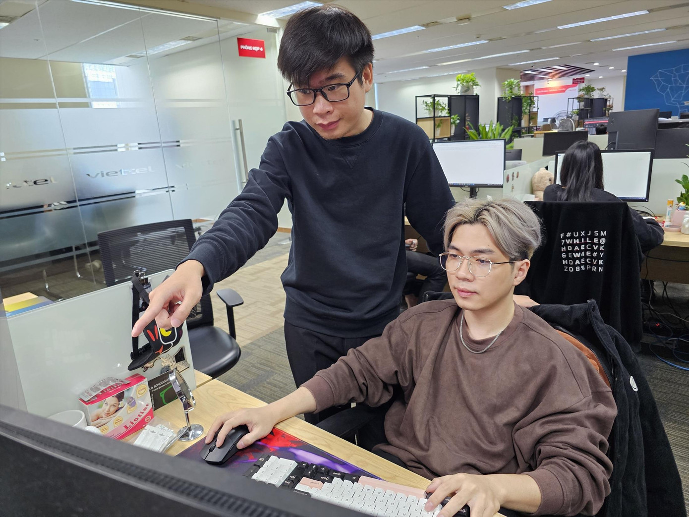 Anh Nguyễn Tuấn Anh, chuyên viên Trung tâm Dịch vụ An toàn thông tin (bên trái), hướng dẫn sinh viên thực tập tại Công ty An ninh mạng Viettel