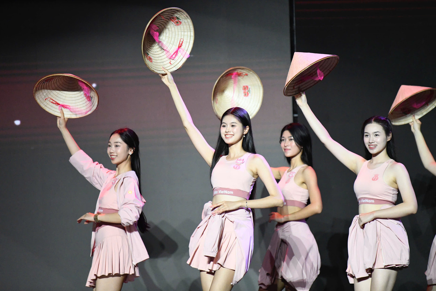 Các thí sinh chăm chỉ tập luyện Các thí sinh chăm chỉ tập luyện