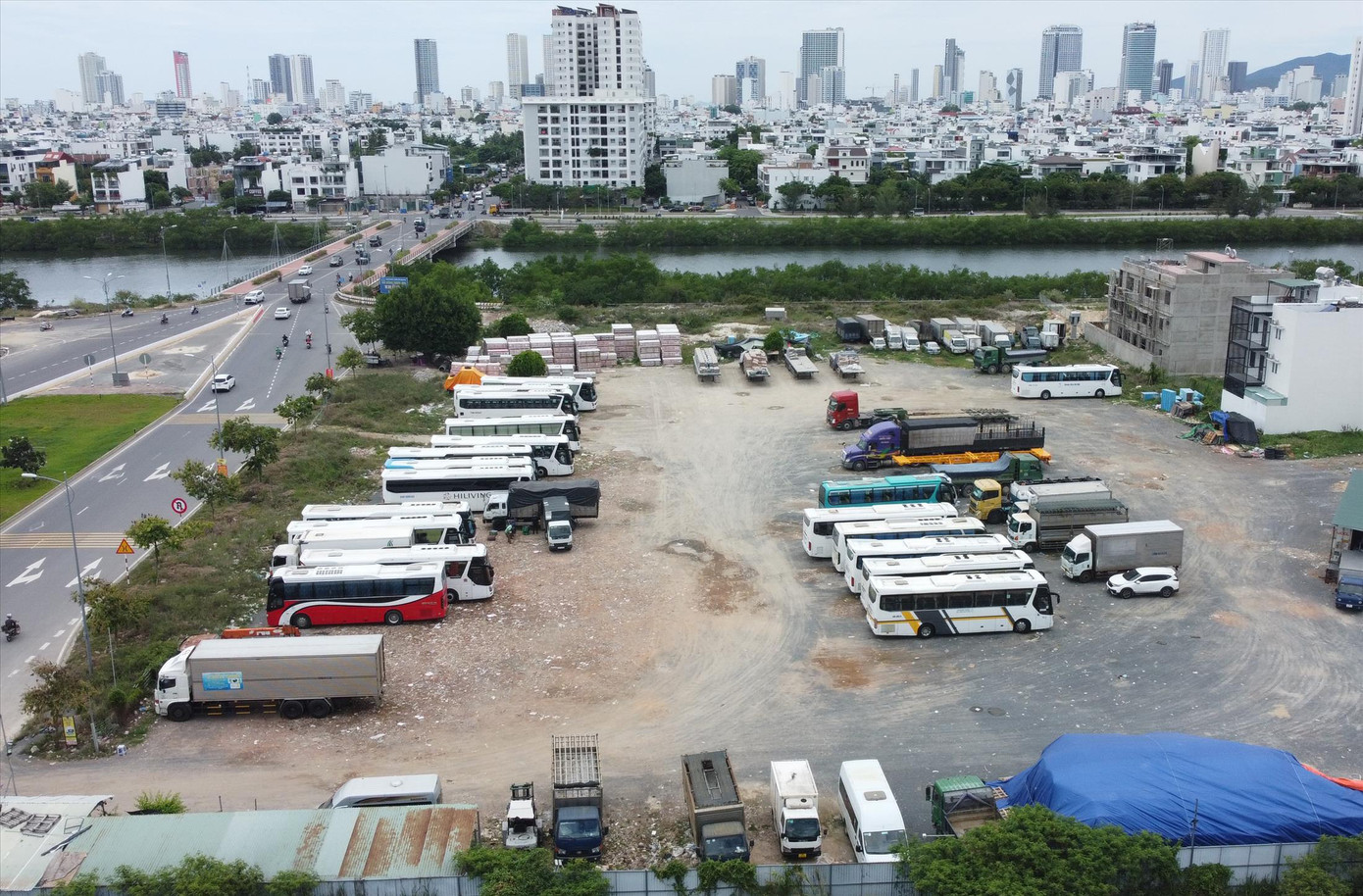 Bãi trông giữ xe của Công ty TNHH phát triển nhà ở An Khánh, đường Võ Nguyên Giáp, xã Vĩnh Thái Ảnh: LỮ HỒ