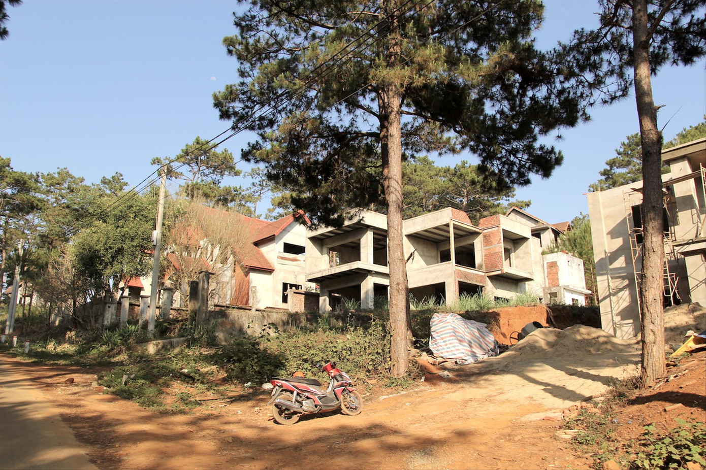 Nhiều căn biệt thự xây dựng dở dang ở Măng Đen Nhiều căn biệt thự xây dựng dở dang ở Măng Đen