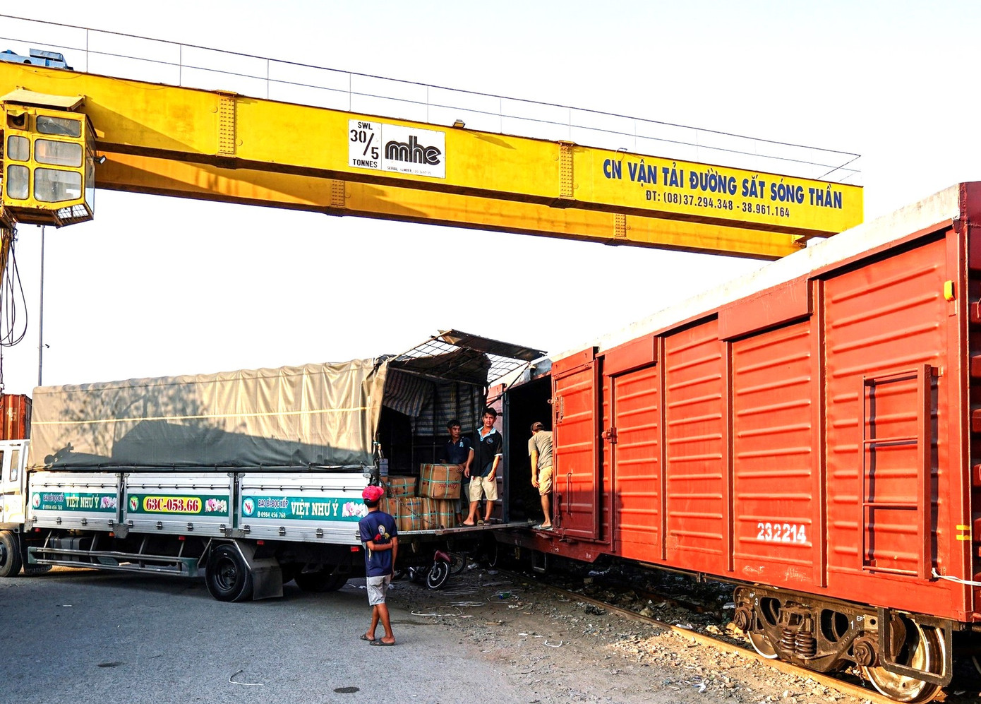 Xếp hàng hóa lên toa tàu tại ga Sóng Thần Xếp hàng hóa lên toa tàu tại ga Sóng Thần